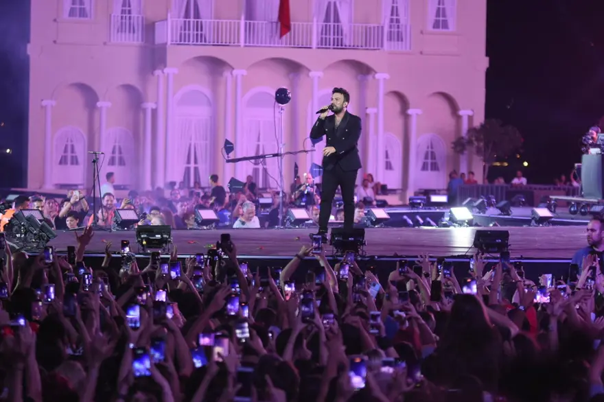 İzmir’de kurtuluş günü coşkusu: Tarkan konserine yüz binlerce kişi akın etti 13