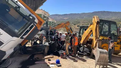 Otomobilin üzerine kamyon devrildi: Sürücü hayatını kaybetti