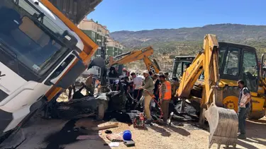 Otomobilin üzerine kamyon devrildi: Sürücü hayatını kaybetti