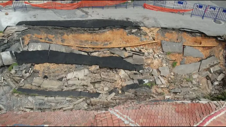 İstanbul’da gecekonduların üzerine yol çöktü 1