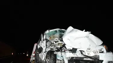 Bilecik'te kamyona çarpan otomobildeki 5 kişi yaralandı