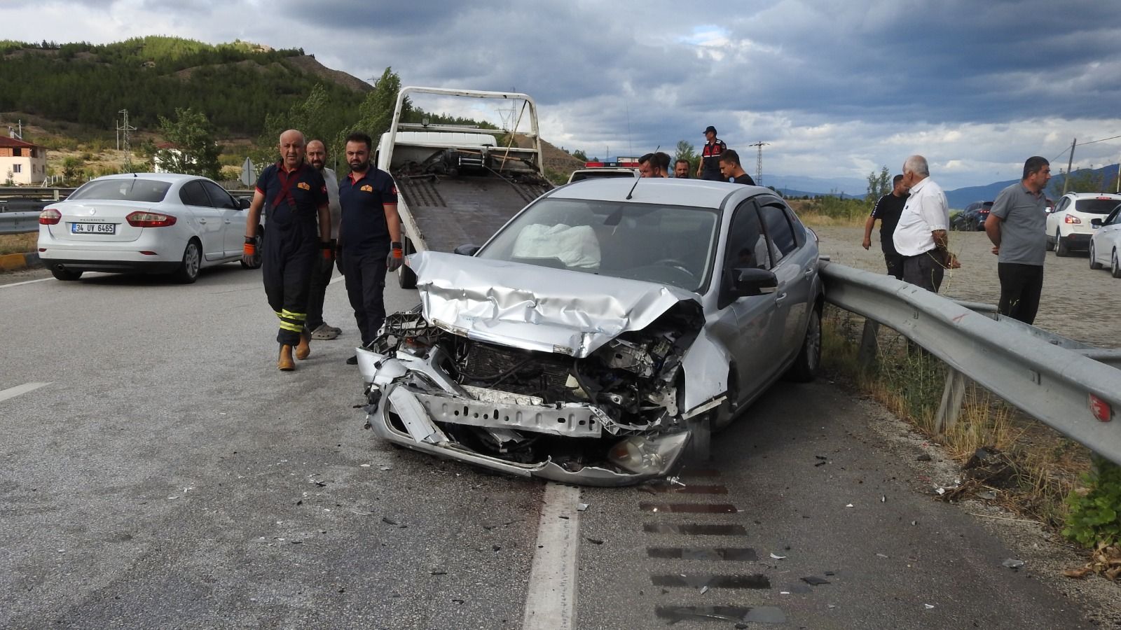 Seyir halinde ters dönen otomobile arkasındaki kamyon çarptı: 3 yaralı