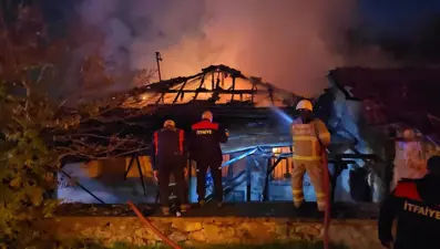 Alevler geceyiaydınlattı, engelli genç son anda kurtuldu