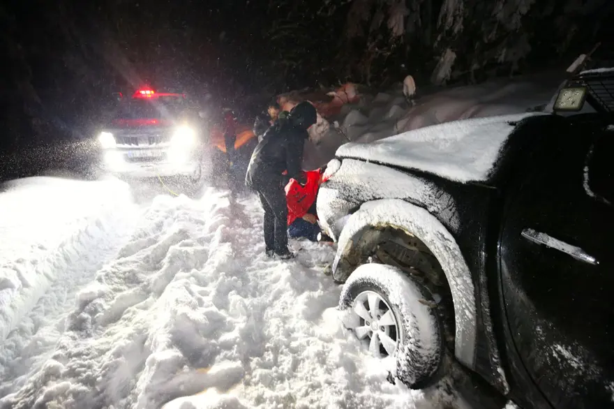 Düzce'de yaylada araçları kara saplanarak kalan 4 kişiye güçlükle ulaşıldı 6 Düzce'de yaylada araçları kara saplanarak kalan 4 kişiye güçlükle ulaşıldı 6