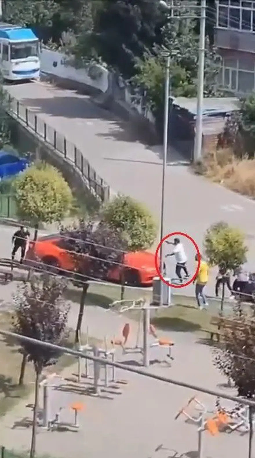Çocuk parkındaki kavga büyüdü, silahlar çekildi 