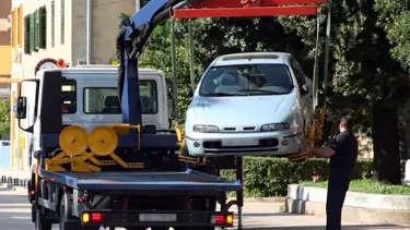 Çekici çağırıp 3 otomobili çaldı