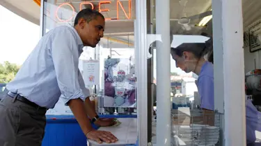 Obama sıraya girip dondurma aldı