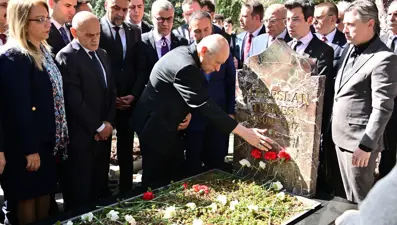 Bahçeli, Alparslan Türkeş'in kabrini ziyaret etti