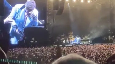 Elton John gözyaşları içinde sahneyi terk etti