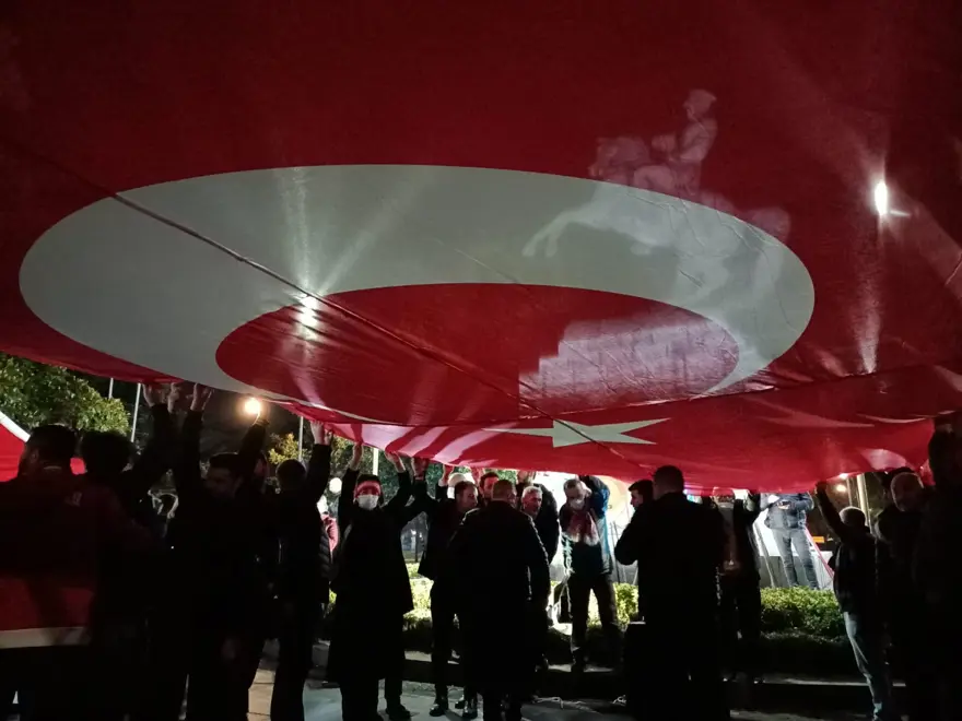 Samsun'da Atatürk Heykeli'nin önünde nöbet 4 Samsun'da Atatürk Heykeli'nin önünde nöbet 4