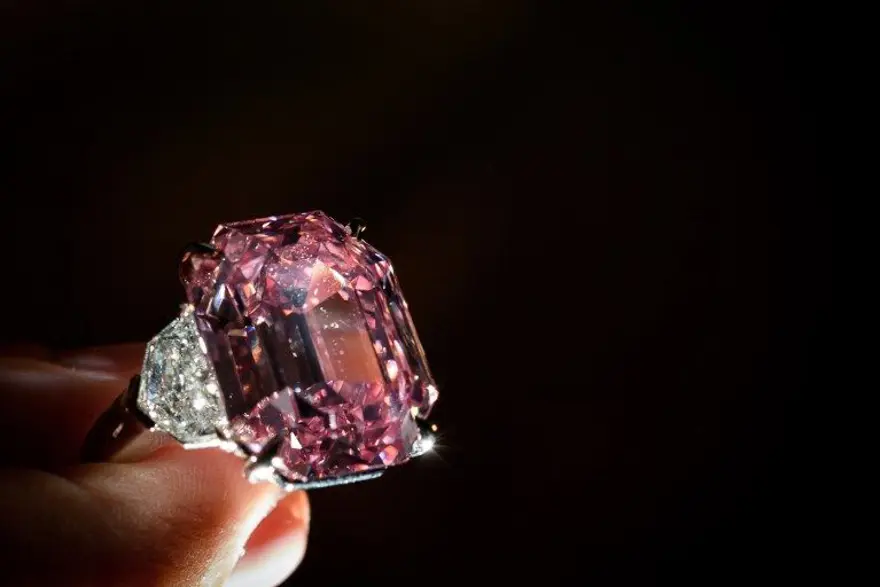 "Süslü Parlak Pembe" elmas yüzük dünya rekoru kırdı (242 milyon lira) 7