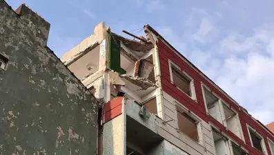 Bayrampaşa'da beş katlı binada iki balkon çöktü