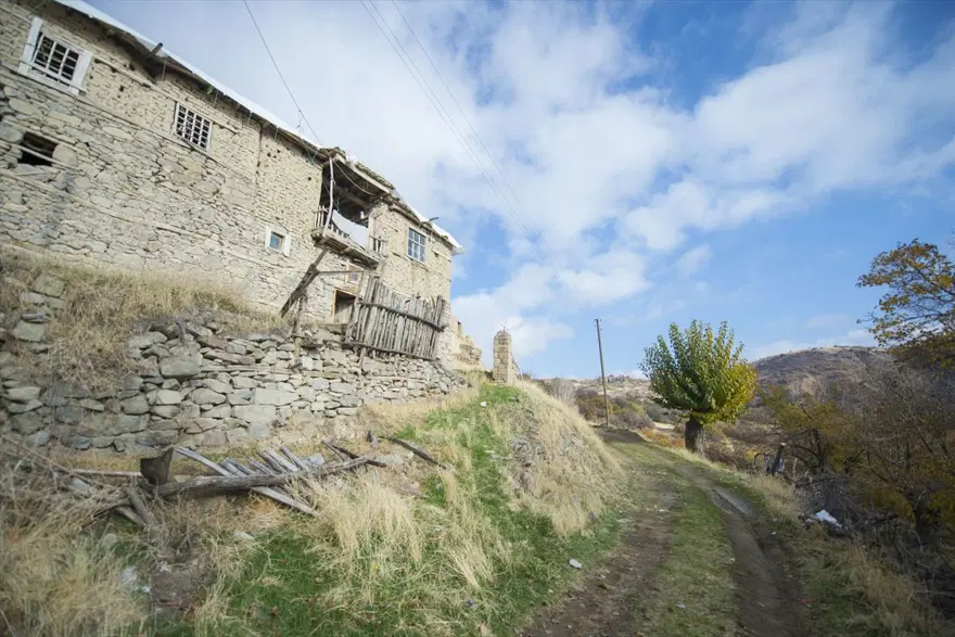 Tunceli'nin dağlarında kış, ovalarında sonbahar havası yaşanıyor 3 Tunceli'nin dağlarında kış, ovalarında sonbahar havası yaşanıyor 3