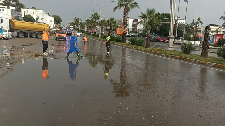 Bodrum'da kuvvetli sağanak: Yollar göle döndü 4 Bodrum'da kuvvetli sağanak: Yollar göle döndü 4