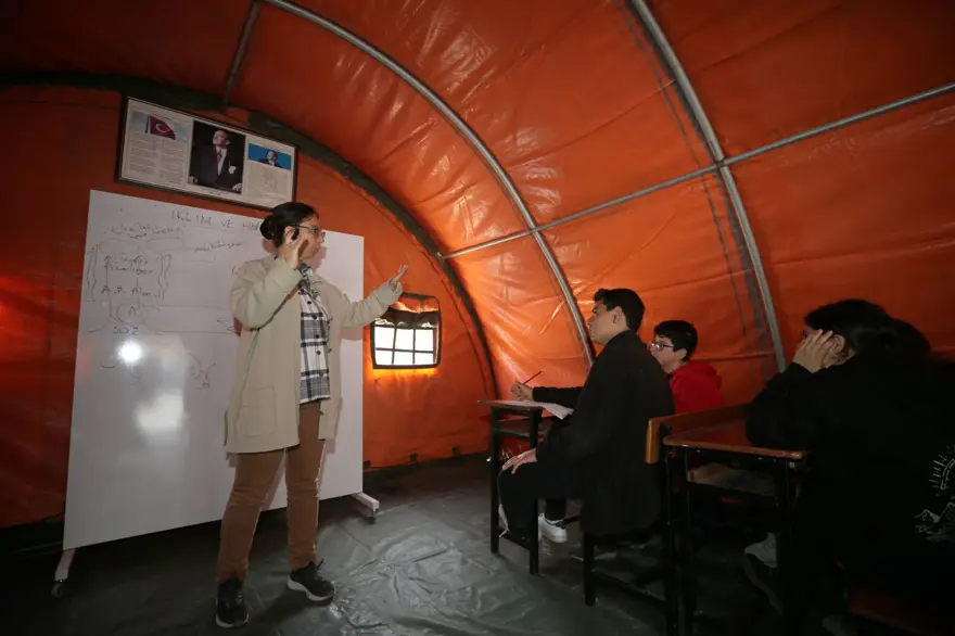 Depremzede öğrencilere çadırda LGS ve YKS kursu 5