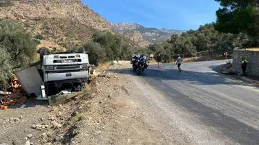 Freni tutmayan tır ters döndü: Şoförün burnu bile kanamadı