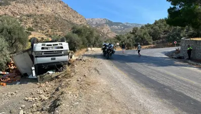 Freni tutmayan tır ters döndü: Şoförün burnu bile kanamadı