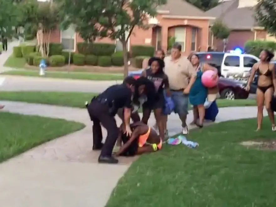 ABD polisinden siyahi gençlerin havuz partisine sert müdahale 1