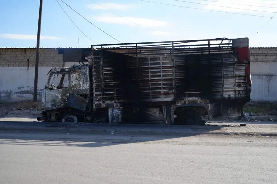 Münbiç'ten kaçan teröristler araçlarını ateşe verdi 12