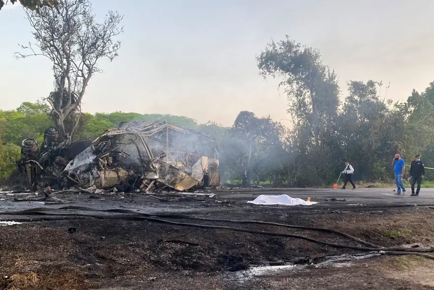 Meksika’da yolcu otobüsüyle çarpışan tanker alev aldı: 18 ölü 2