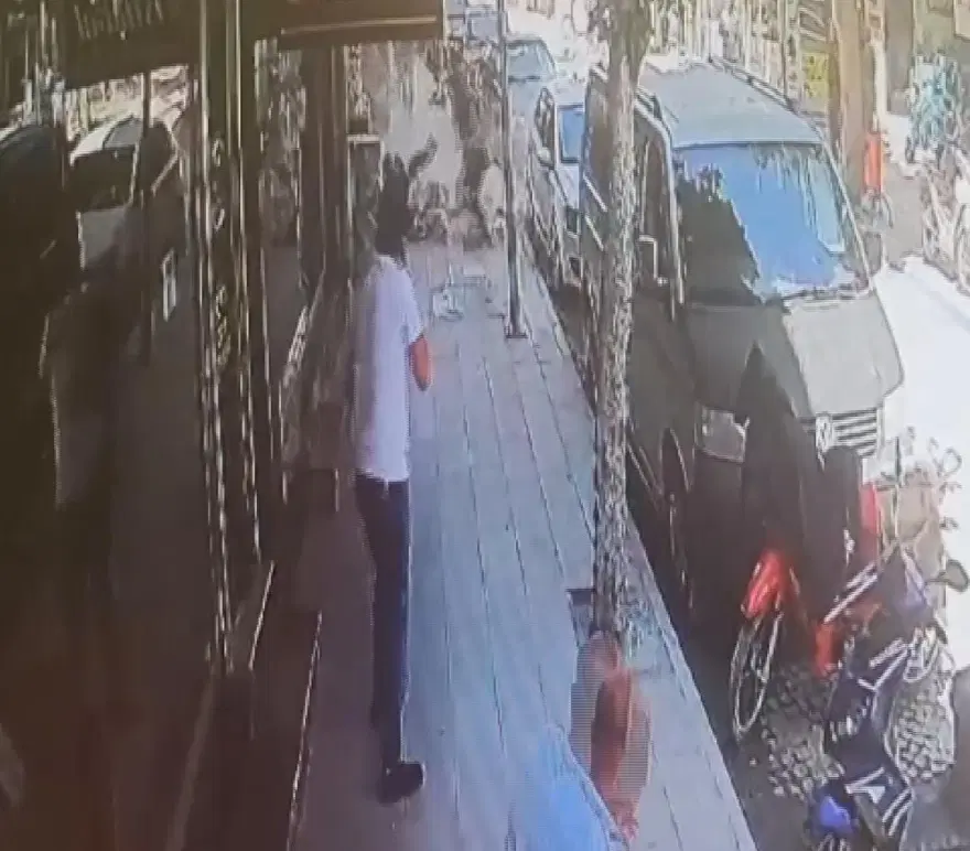 Konya'da baba-kızın üzerine beton parçaları düştü 1 Konya'da baba-kızın üzerine beton parçaları düştü 1