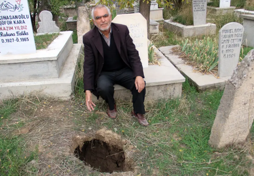 Fay hattı boyunca oluştu, derinliği 6 metreyi buluyor 6