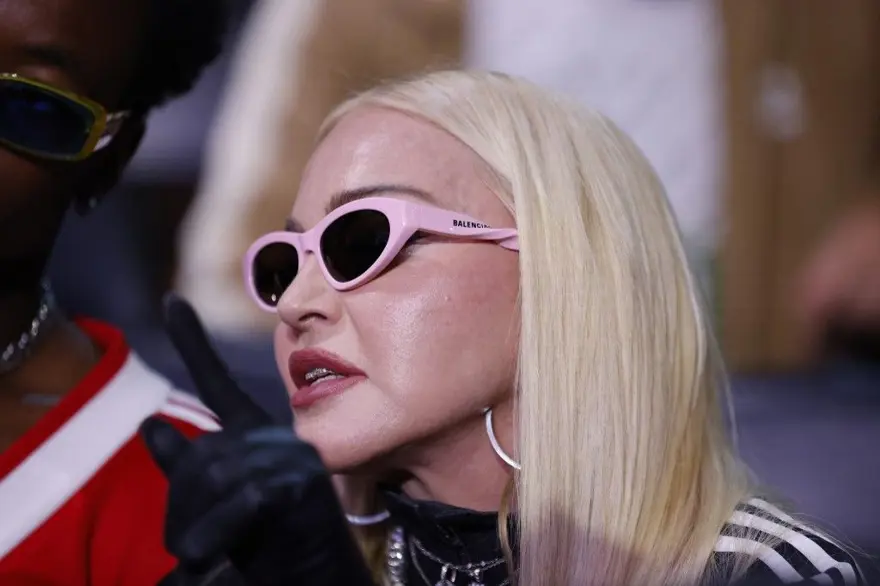 Madonna'nın klip çekimi polise şikayet edildi 1 Madonna'nın klip çekimi polise şikayet edildi 1