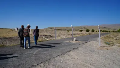 “Arsa benim” dedi, 50 yıllık köy yolunu kapattı