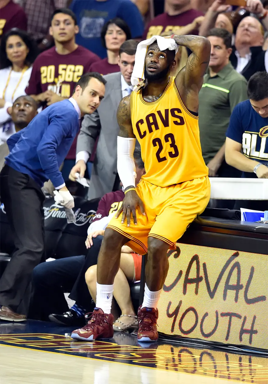 LeBron James'in kafası yarıldı 6