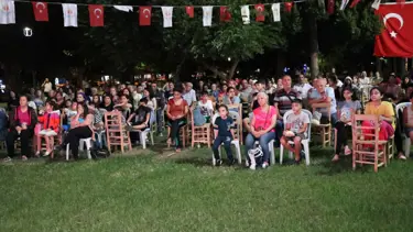 Altın Koza Film Festivali'nde halk, açık hava sinemasında film izledi