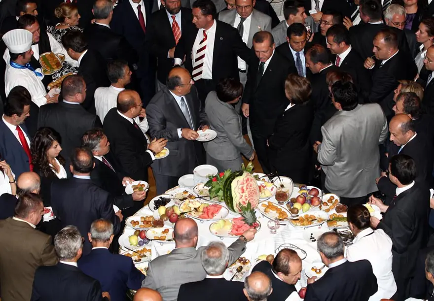 Siyasetçiler resepsiyonda buluştu 17