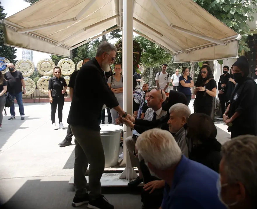 Ebru Gündeş annesini son yolculuğuna uğurladı 3