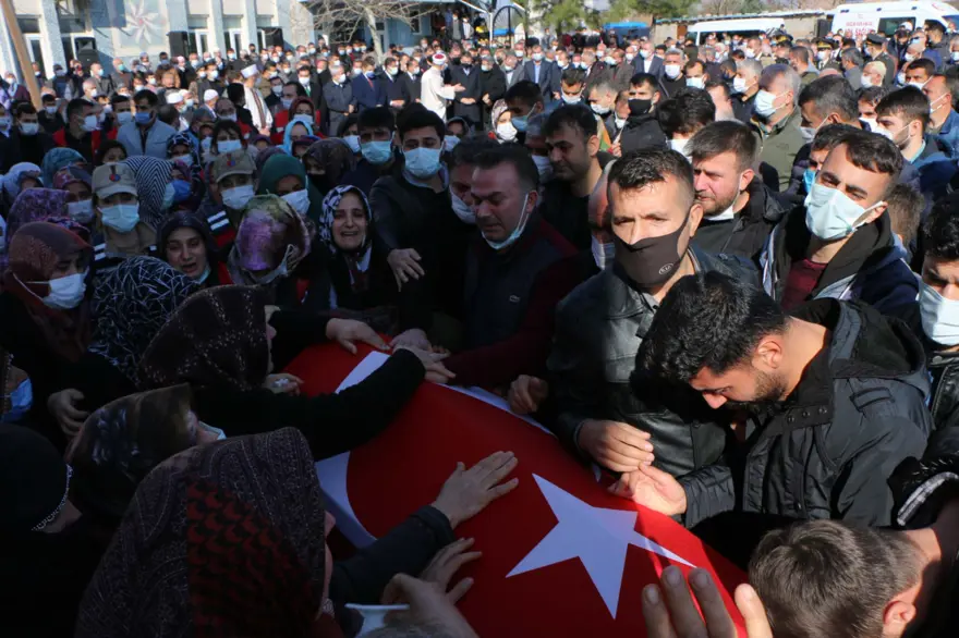 Gara şehidi Aydın Köse son yolculuğuna uğurlandı (Cenazede Kürtçe ağıtlar yakıldı) 9