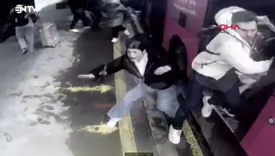 Beylikdüzü'nde iki metrobüs çarpıştı: O anlar kamerada