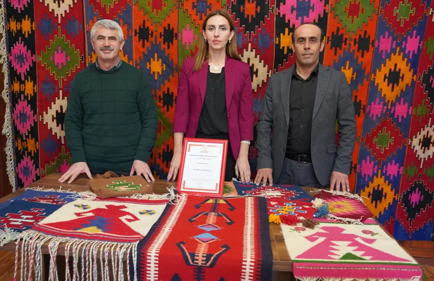 Kökleri Oğuzlara dayanan Kızık kilimi tescillendi: Kadınlara gelir kapısı oluyor 3 Kökleri Oğuzlara dayanan Kızık kilimi tescillendi: Kadınlara gelir kapısı oluyor 3