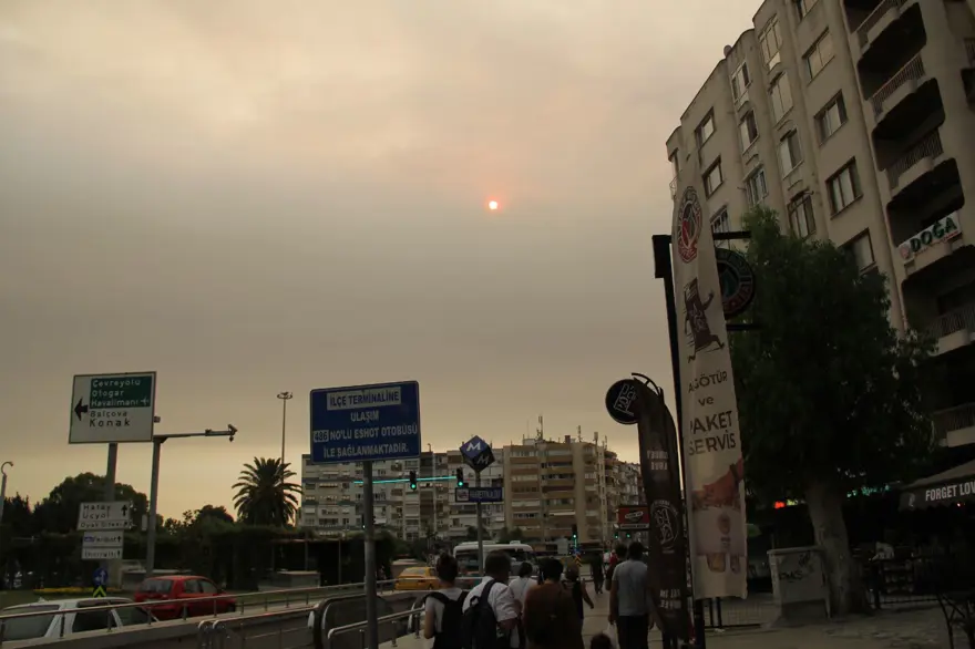 İzmir'de bulanık gökyüzü korkuttu 