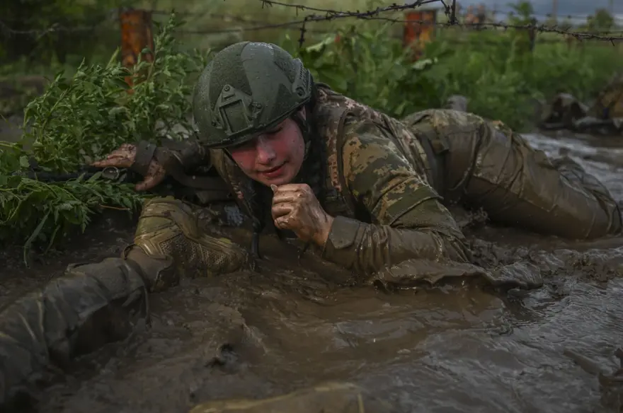 Ukraynalı kadınlar cephede görev almak için hazırlık yapıyor 33 Ukraynalı kadınlar cephede görev almak için hazırlık yapıyor 33
