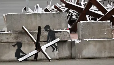 Banksy'den Ukraynalılara yardım için 50 serigrafi baskı