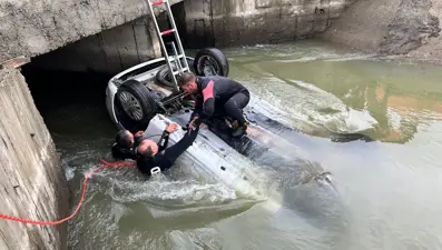 Otomobil kanala uçtu: Anne-baba öldü, kızları yüzerek kurtuldu