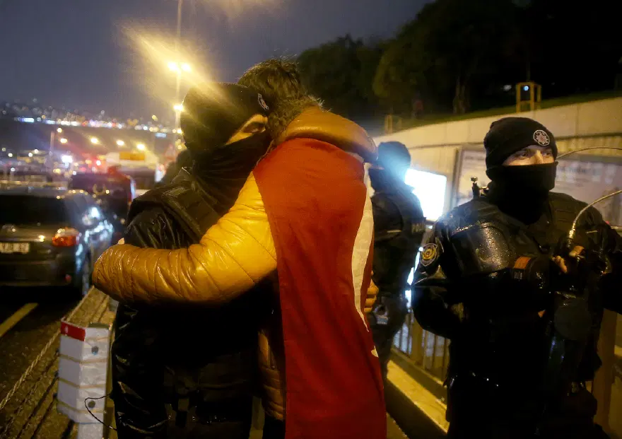 Taraftarlar Beşiktaş'taki saldırıları protesto etmek için yürüdü 17
