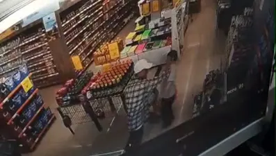 Market sırasındaki vicdansız! Otizmli çocuğa vurup yere düşürdü