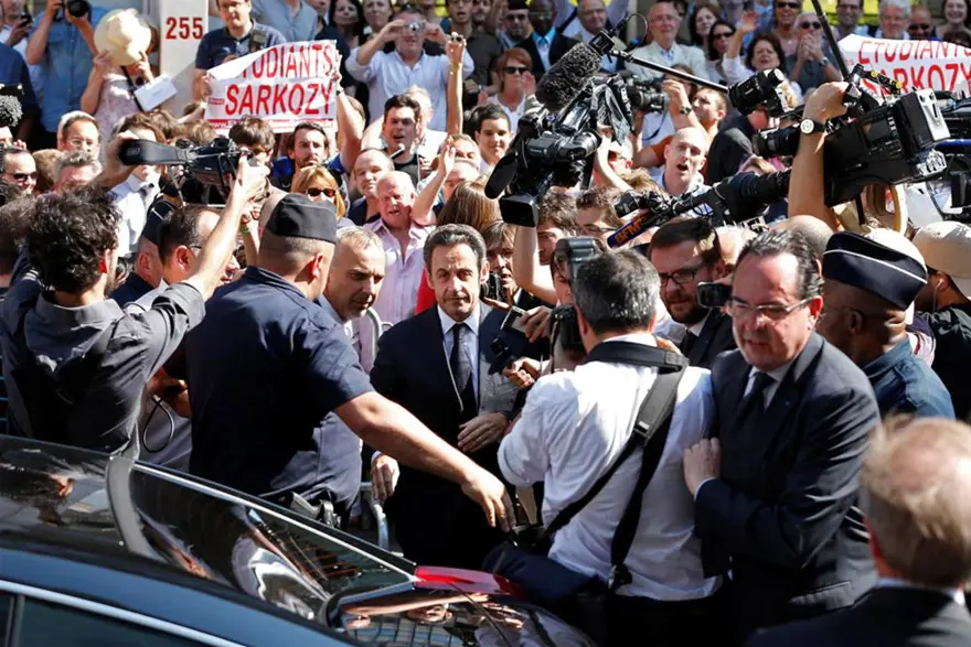 Sarkozy'den gövde gösterisi Sarkozy'den gövde gösterisi