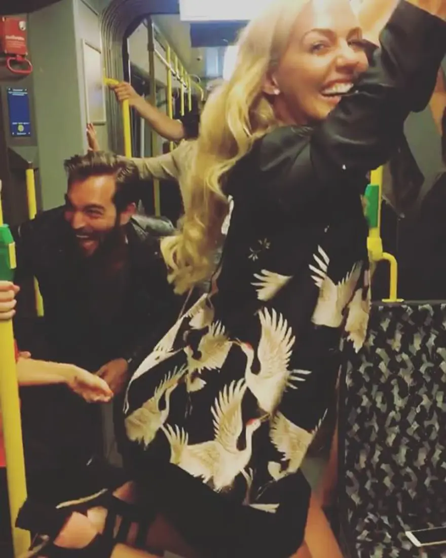 Oyuncu Merve Boluğur otobüste (Toplu taşıma kullanan ünlüler) 40