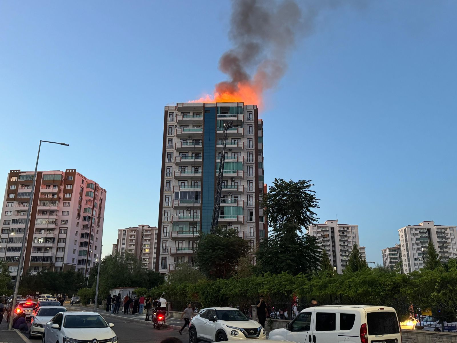Diyarbakır'da anne ve 3 çocuğunun hayatını kaybettiği yangın: 4 kişi gözaltına alındı