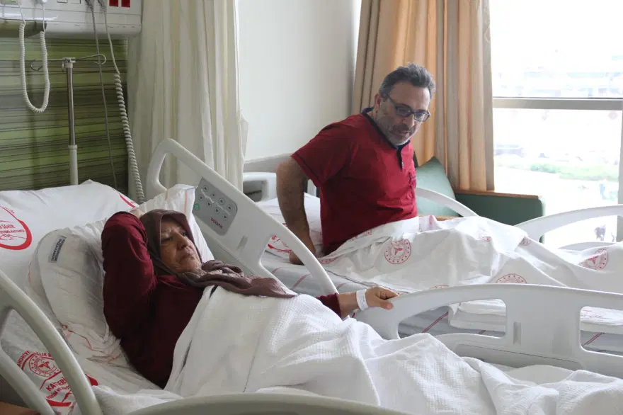 Oğlu üzülmesin diye sakladı, hastanede oğlunun adını duyunca inanamadı 1