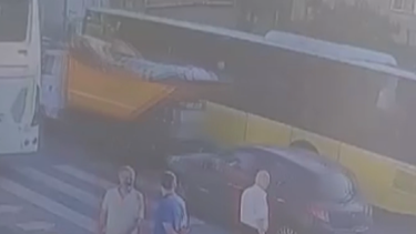 Çöp kamyonu, temizlik görevlisinin üstünden geçti