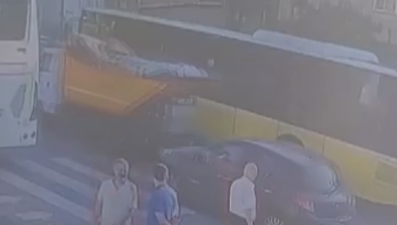 Çöp kamyonu, temizlik görevlisinin üstünden geçti