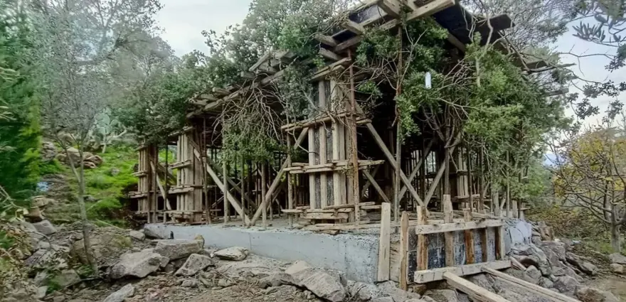 Bodrum’da kaçak inşaata ağaç dallarıyla kamuflaj 1 Bodrum’da kaçak inşaata ağaç dallarıyla kamuflaj 1