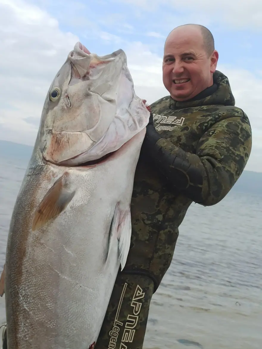 Çanakkale'de yakaladı, kıyıya çıkardı: 1.8 metre boyunda 63 kilogram 2