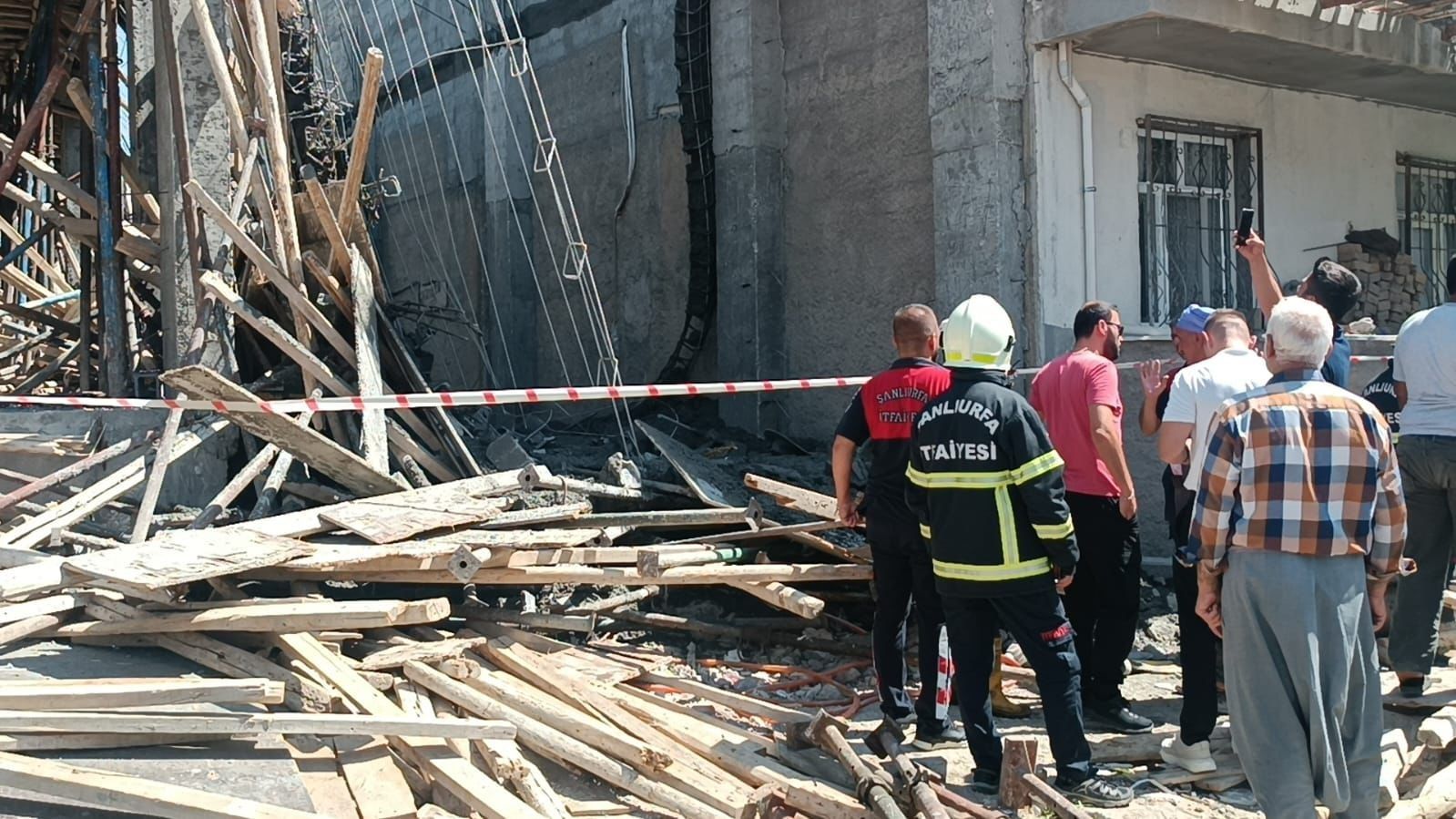 Beton dökülürken inşaat çöktü